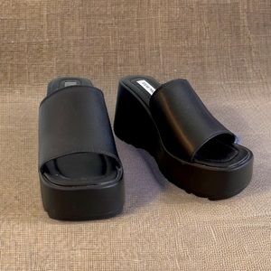 Steve Madden Black platform slip on sandals